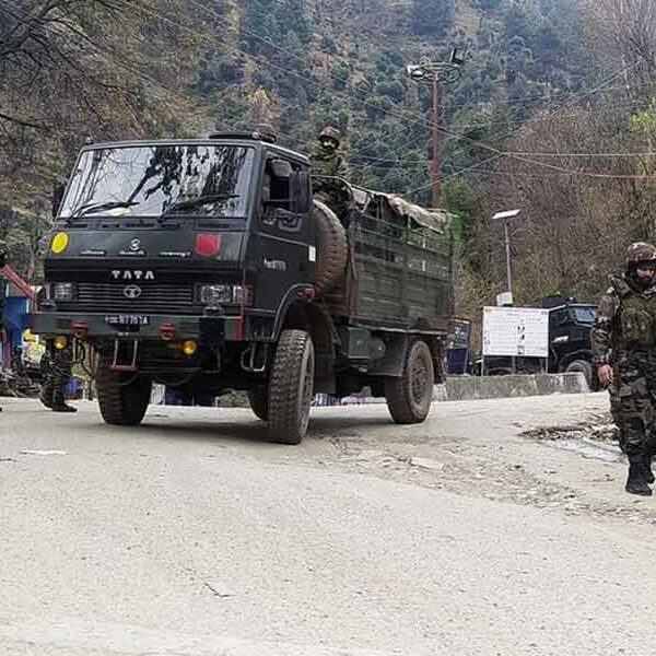 কাশ্মীরে সেনার বড় সাফল্য, গুরেজে এনকাউন্টারে খতম হল…