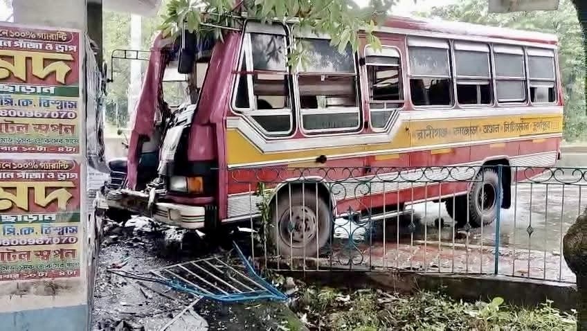 চালকের অসুস্থতার কারণে মিনিবাসের ধাক্কা ভগৎ…