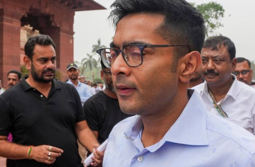 ছাব্বিশের আগে সাংগঠনিক রদবদলের লক্ষ্যেই বর্ধমানের দুই জেলার নেতৃত্বের সঙ্গে বৈঠক সারলেন অভিষেক বন্দ্যোপাধ্যায়…