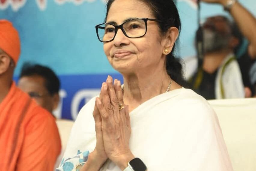 ৯ হাজারি শাড়ি কিনলেন মুখ্যমন্ত্রী, স্বীকৃতির আনন্দে আপ্লুত বর্ধমানের তাঁতি ও শিল্পীরা, গয়না ক্রয়েও উৎসাহিত করলেন সবাইকে