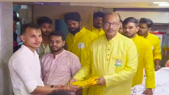 সুরেন্দ্রনাথ সান্ধ্য কলেজে অধ্যক্ষের হাতে ‘জয় বাংলা’ পাঞ্জাবি…