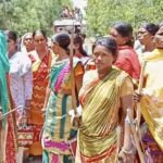 তীর ধনুক নিয়ে আন্দোলনে সামিল আদিবাসীরা। আলোচনা ছাড়াই মাটির তলা দিয়ে নিয়ে যাওয়া হচ্ছিলো গ্যাসের পাইপ লাইন।