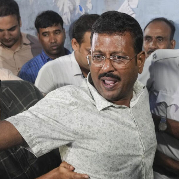 ‘মোবাইল ছুড়িনি, পড়ে গিয়েছিল’, ব্যাঙ্কশাল কোর্টে হাজিরার আগে&hellip;