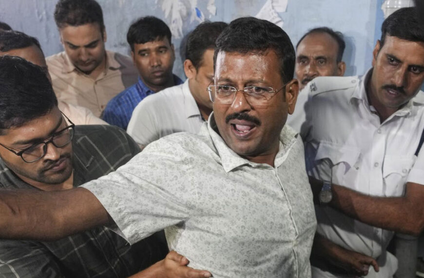 ‘মোবাইল ছুড়িনি, পড়ে গিয়েছিল’, ব্যাঙ্কশাল…