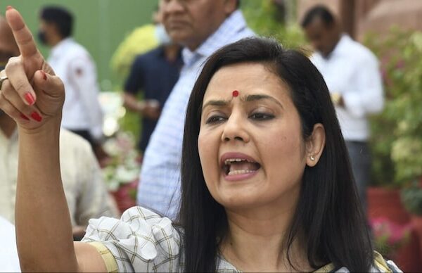 মহুয়া মিত্রের বিতর্কিত মন্তব্য, কাঠের মালা পরা মহিলাদের…