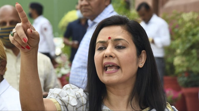 মহুয়া মিত্রের বিতর্কিত মন্তব্য, কাঠের মালা পরা মহিলাদের তৃণমূল ভোটের শর্তসহ সরকারি ভাতা বিতরণ…