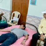 রাজনগর বিডিও অফিসে রক্তদান শিবির, রক্তদান করেন বিডিও শুভাশীষ চক্রবর্তী ।