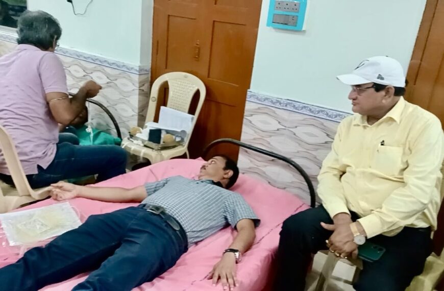রাজনগর বিডিও অফিসে রক্তদান শিবির, রক্তদান করেন বিডিও শুভাশীষ চক্রবর্তী ।