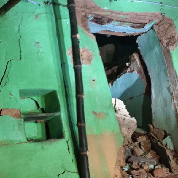 টানা বৃষ্টিতে ভাঙলো মাটির দোতলা বাড়ি, অল্পের জন্য…