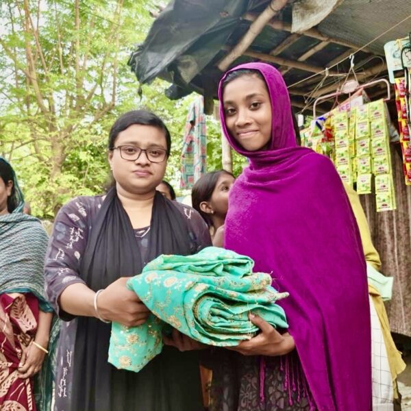 বসিরহাটে মানবিকতার দৃষ্টান্ত: শারদীয় উৎসবে দুস্থদের নতুন বস্ত্র…
