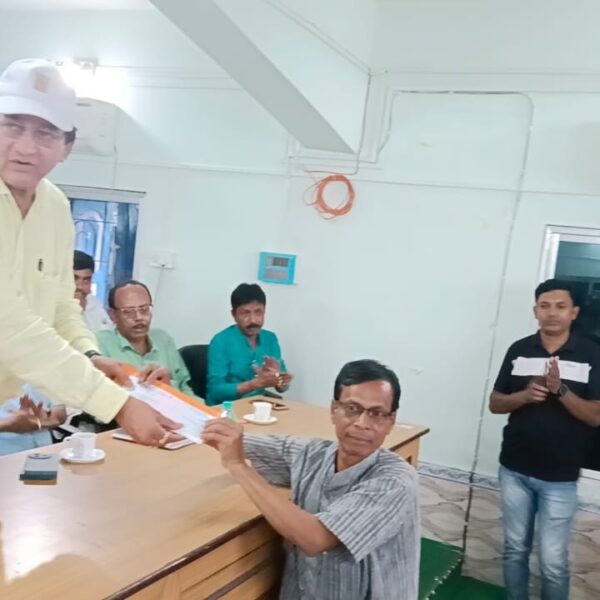 রাজনগর ব্লকে দুর্গাপুজো আয়োজকদের সরকারি অনুদান প্রদান ।