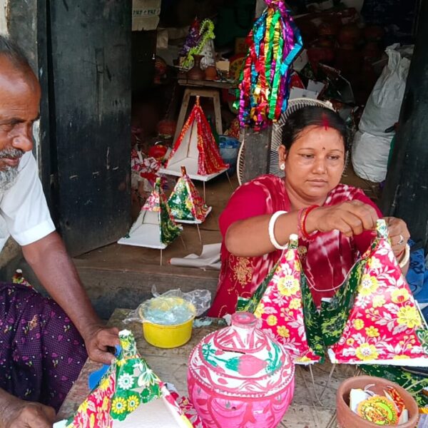 ভাদ্রমাস ঘিরে রাজনগরে ব্যস্ত বেড়া শিল্পীরা, মালাকার পরিবারের…
