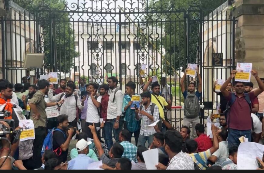 “নেপাল থেকে শিক্ষা নিন, শূন্যপদে নিয়োগ দিন” স্লোগান তুলে বিধানসভা দখল চাকরিপ্রার্থীদের!