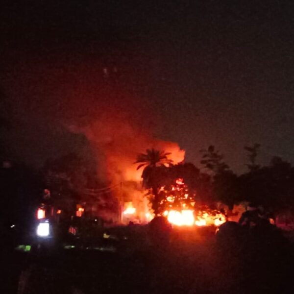 দুর্গাপুরে ভয়াবহ অগ্নিকাণ্ড: সাইকেল দোকানে ধূপ থেকে আগুন,…