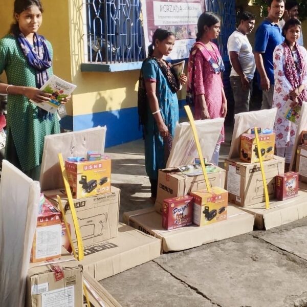 DRCSC-র উদ্যোগে বেকার যুবতীদের সেলাই মেশিন ও সরঞ্জাম…