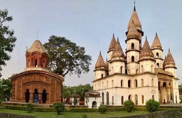 হংসেশ্বরী রহস্যময়ী মন্দির, বদলে যায় মায়ের রূপ, একবার…