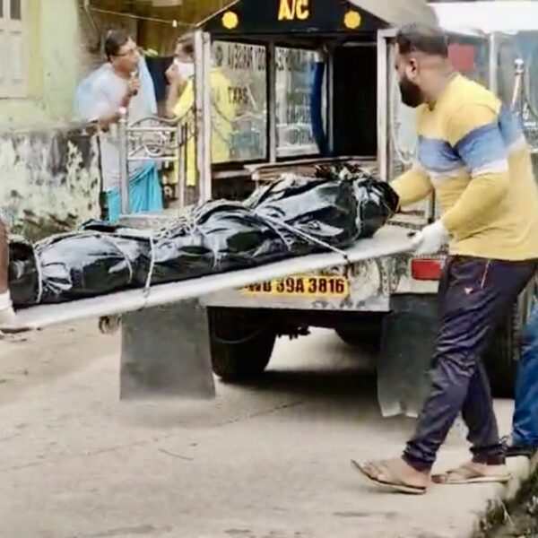 বাড়ি থেকে পানাগড়ে পচাগলা দেহ উদ্ধার, চাঞ্চল্য এলাকায়