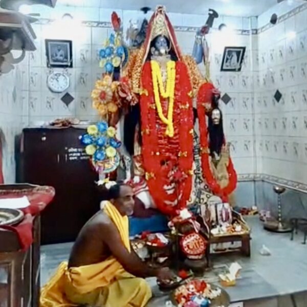 বর্ধমানে রামকৃষ্ণপল্লী শিব কালী মন্দিরে অলৌকিক ঘটনা, আলতা…