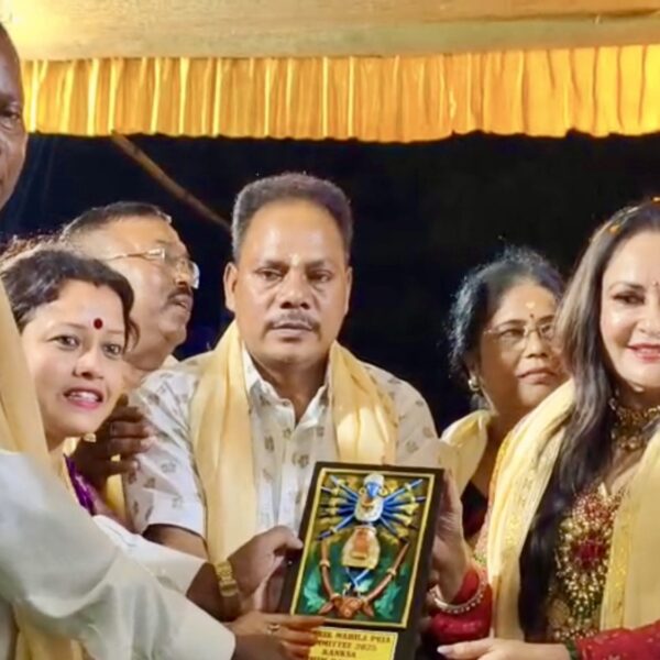 কাঁকসা আন্তরিক মহিলা কমিটির দুর্গাপূজার উদ্বোধনে বলিউড অভিনেত্রী…