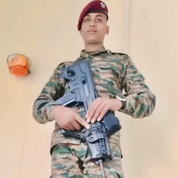 শহীদ সেনা জওয়ান সুজয় ঘোষের কফিনবন্দি দেহ পৌঁছলো…