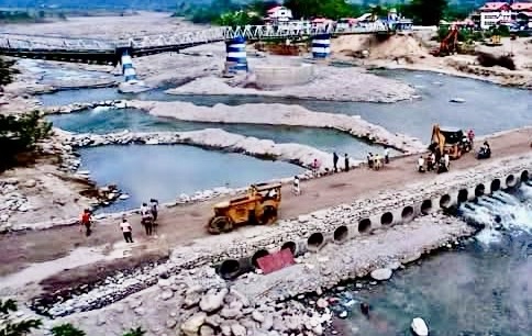 মাত্র ১৬ দিনে নির্মাণ: দুধিয়ায় প্রস্তুত ৪৬৮ মিটার হিউম পাইপ ব্রিজ