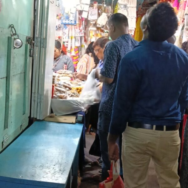 কাল কোজাগরী, আর তার মধ্যেই বেড়েছে জিনিসপত্রের দাম।