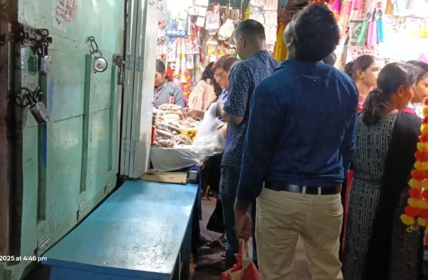 কাল কোজাগরী, আর তার মধ্যেই বেড়েছে জিনিসপত্রের দাম।