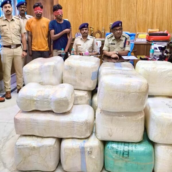 বহরমপুরে হরিয়ানার লরি থেকে ৪৩৬ কেজি গাঁজা উদ্ধার,…