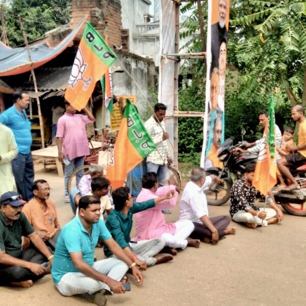 লাউজোড়ে বিজেপির অবস্থান বিক্ষোভ উত্তরবঙ্গে বিজেপি সাংসদ খগেন…