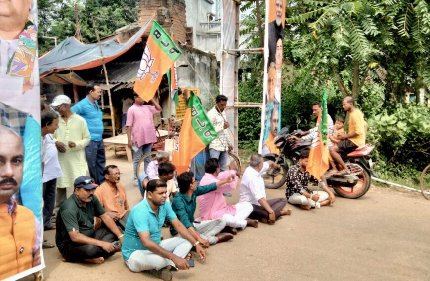 লাউজোড়ে বিজেপির অবস্থান বিক্ষোভ উত্তরবঙ্গে বিজেপি সাংসদ খগেন মুর্মু ও বিধায়ক শঙ্কর ঘোষের উপর হামলার তীব্র প্রতিবাদ