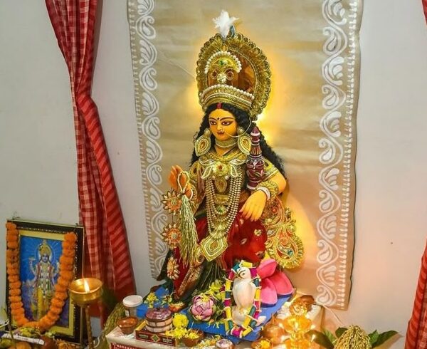 কুমারী পূজোর পর এবার লক্ষ্মী রুপে নিজের মেয়েকে…
