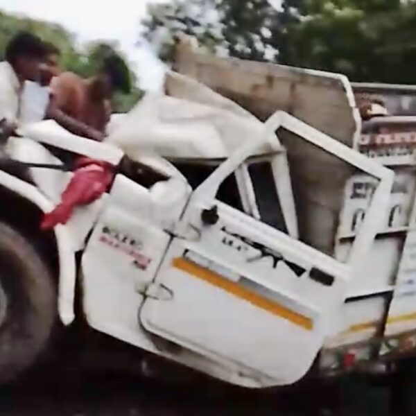 পানাগড়ে বাস ও পিকআপ ভ্যানের মুখোমুখি সংঘর্ষে আহত…