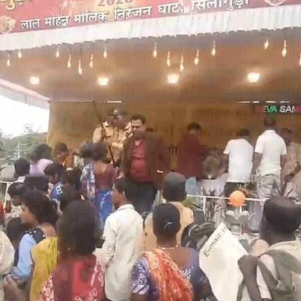 ছট পুজোর বস্ত্র বিতরণে হুড়োহুড়ি, আতঙ্ক শিলিগুড়ির লালমোহন&hellip;