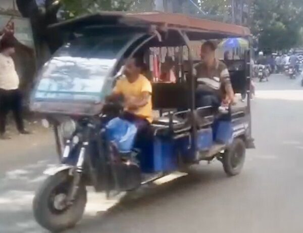 নির্দেশ অমান্য, শিলিগুড়িতে অবাধে নাম্বারবিহীন টোটো চলাচল