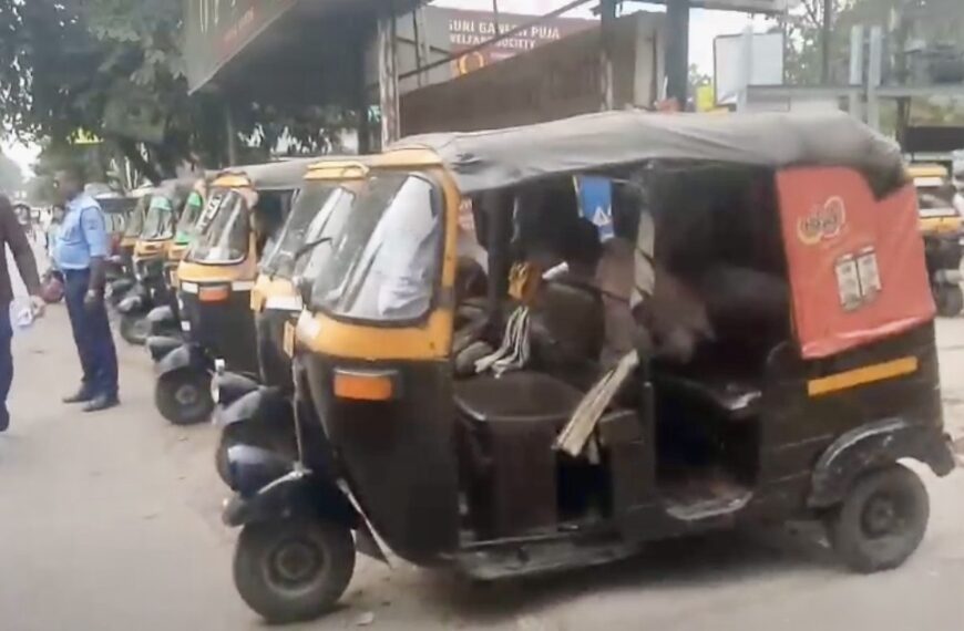 শিলিগুড়ি শহরে অবৈধ পার্কিংয়ে নাজেহাল সাধারণ মানুষ, প্রশাসনের নিষ্ক্রিয়তায় বাড়ছে যানজট, ক্ষোভ শহরবাসীর ।