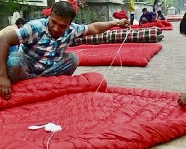 শীতের আগমনে জমজমাট লেপ-তোশকের ব্যবসা ।