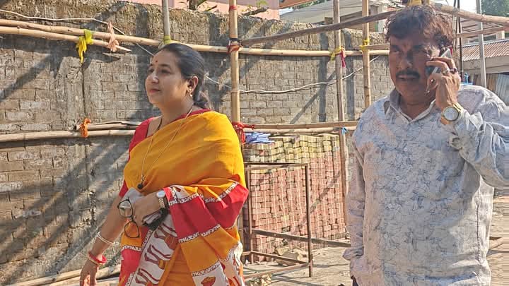 সকালে নকশালবাড়িতে  পাপিয়া ঘোষ  জানালেন মানুষের পাশে থাকতে পছন্দ করি