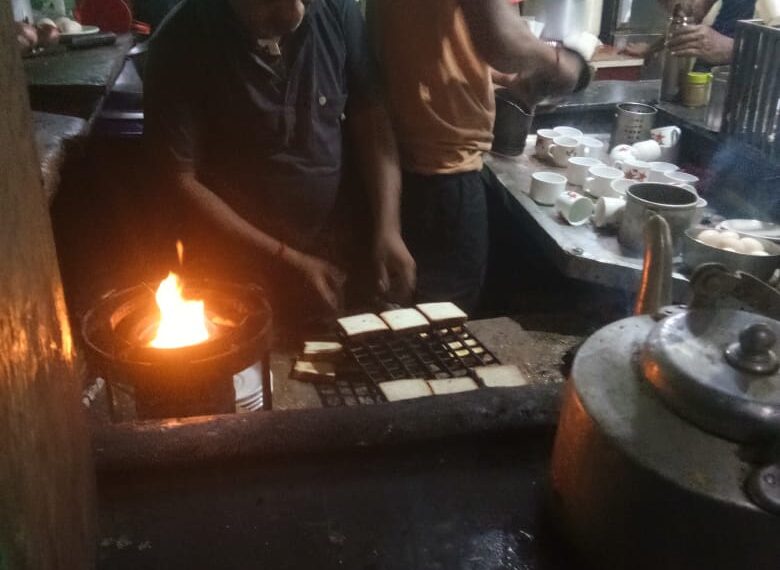 আধুনিক যুগেও পুরাতন পদ্ধতিতে তৈরি হচ্ছে চা। এখানেই নেতাজি কেবিন মাত করে দিল সবাইকে।