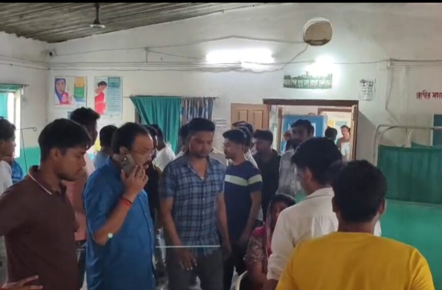 অভিষেক বন্দ্যোপাধ্যায়ের জন্মদিনে বামনহাট হাসপাতালে তৃণমূল ছাত্র পরিষদের ফল বিতরণ