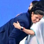 মুখ্যমন্ত্রী মমতা বন্দ্যোপাধ্যায় রিচা ঘোষকে জড়িয়ে ধরে সংবর্ধনা জানালেন, দিলেন ৩৪ লক্ষ টাকার পুরস্কার