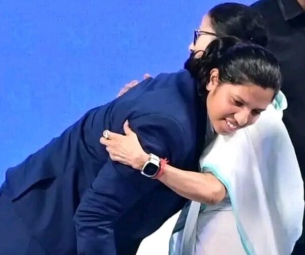 মুখ্যমন্ত্রী মমতা বন্দ্যোপাধ্যায় রিচা ঘোষকে জড়িয়ে ধরে সংবর্ধনা…