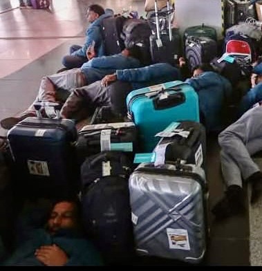 ইন্ডিগোর ফ্লাইট বাতিলে বাগডোগরা এয়ারপোর্ট এ যাত্রীদের ভীড়