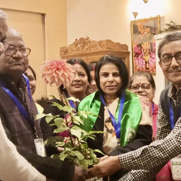 পদ্মশ্রী পুরস্কারপ্রাপ্ত সূচিশিল্পী তৃপ্তি মুখোপাধ্যায়ের বাড়িতে গাছ গ্রুপের…