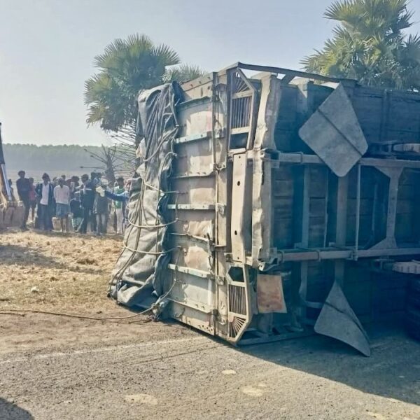 সিউড়ি-রাজনগর রুটে ভয়াবহ দুর্ঘটনা, নিয়ন্ত্রণ হারিয়ে উল্টে মৃত&hellip;