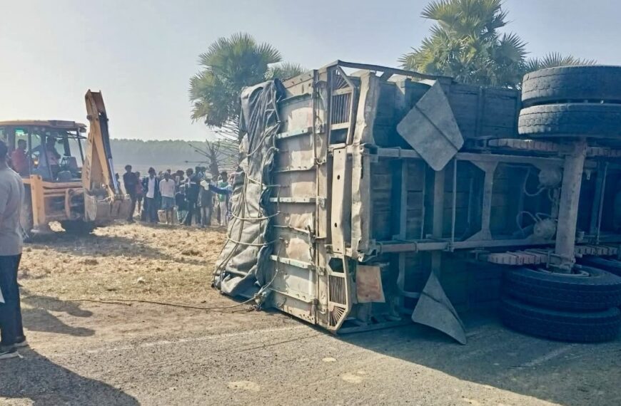 সিউড়ি-রাজনগর রুটে ভয়াবহ দুর্ঘটনা, নিয়ন্ত্রণ হারিয়ে উল্টে মৃত…