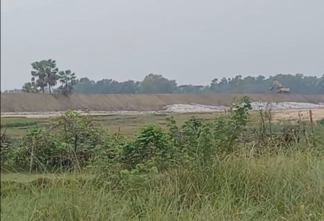 ভারত বাংলাদেশ সিমান্তে বেড়িবাঁধ নির্মাণ