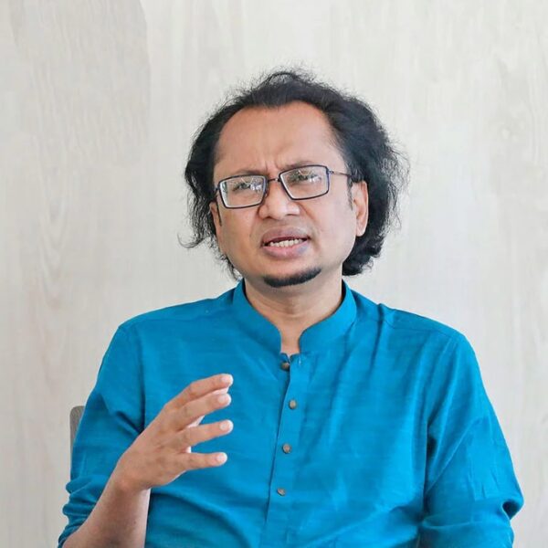 দিল্লির বিমানবন্দর থেকে ফেরতবাংলাদেশের প্রধানমন্ত্রীর উপদেষ্টা ডা. জাহেদ।